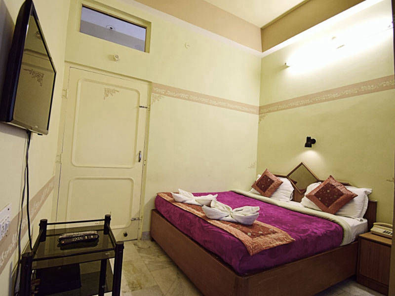 Banipark Hotel Jaipur Room4