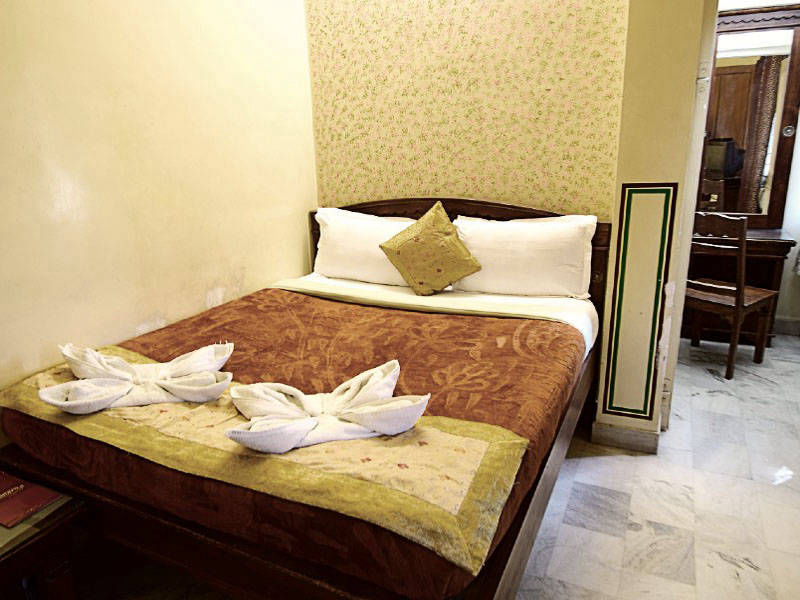 Banipark Hotel Jaipur double bedroom2